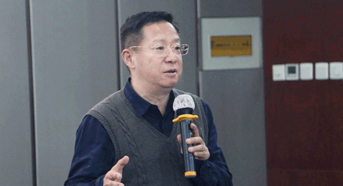 龙岩接受来自人民网记者专访，并阐述医药发展.gif